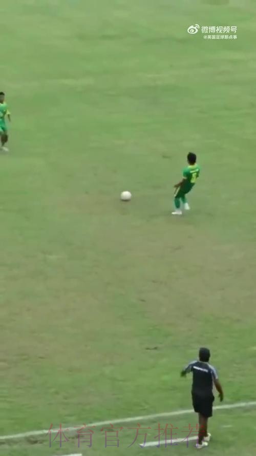 恶劣！印尼低级别赛事一球员飞踹对方胸口，被罚终身禁赛