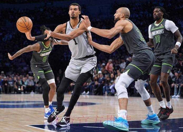 马刺连丢绝杀被逆转19分！三后卫35中8+10失误背锅 文班低头沮丧