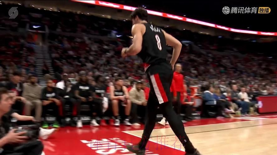 阿夫迪亚抢篮板落地后扶着后腰,随后直接走回更衣室 阿夫迪亚抢篮板落地后扶着后腰,随后直接走回更衣室