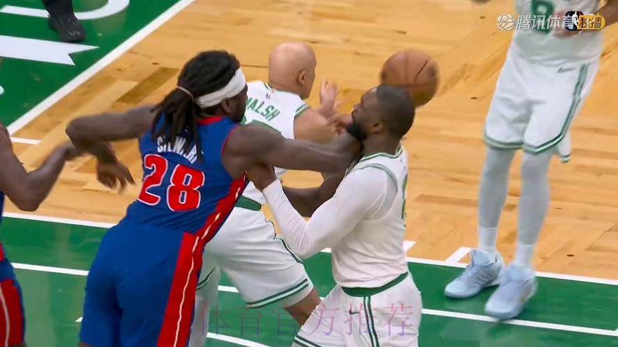 斯图尔特和布朗相互拉拽引发冲突,裁判回看吹罚两人各技犯 斯图尔特和布朗相互拉拽引发冲突,裁判回看吹罚两人各技犯